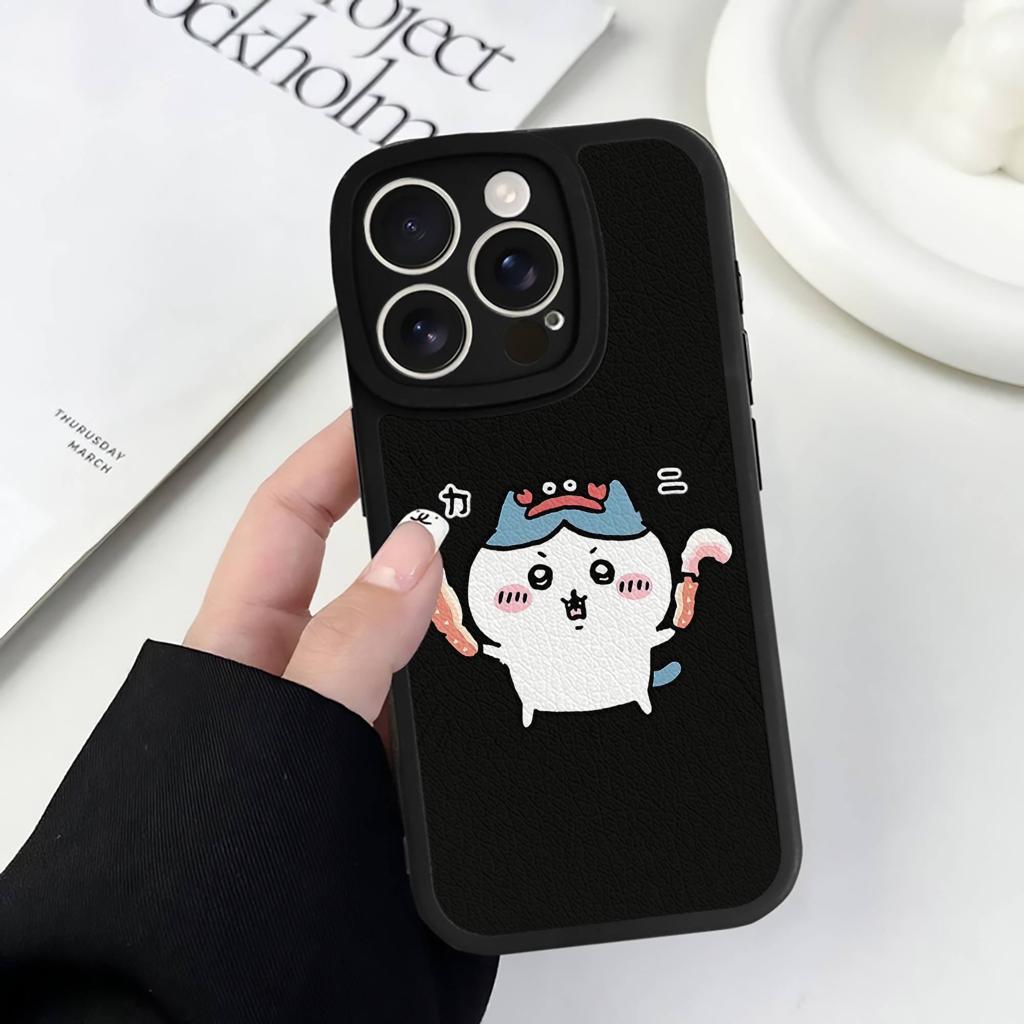 （画像用） ちいかわ ハチワレ Chii-kawa hachiware 【iPhone 16シリーズ対応】シリコンスマホケース（レザー調） 材質：シリコン
